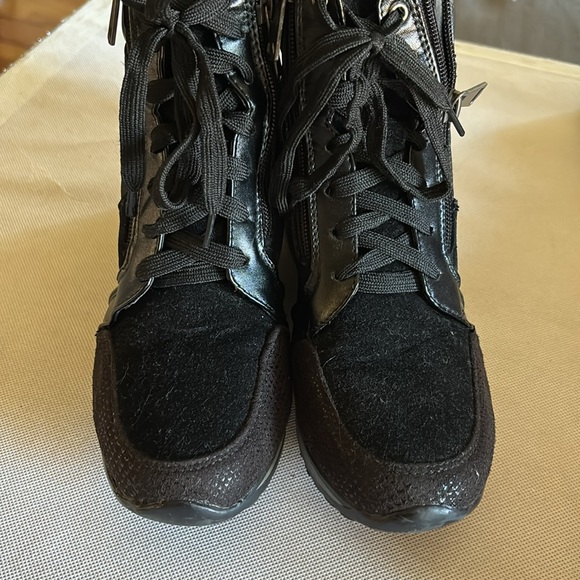 Black wedge sneaker size 6.5 - Picture 2 of 5
